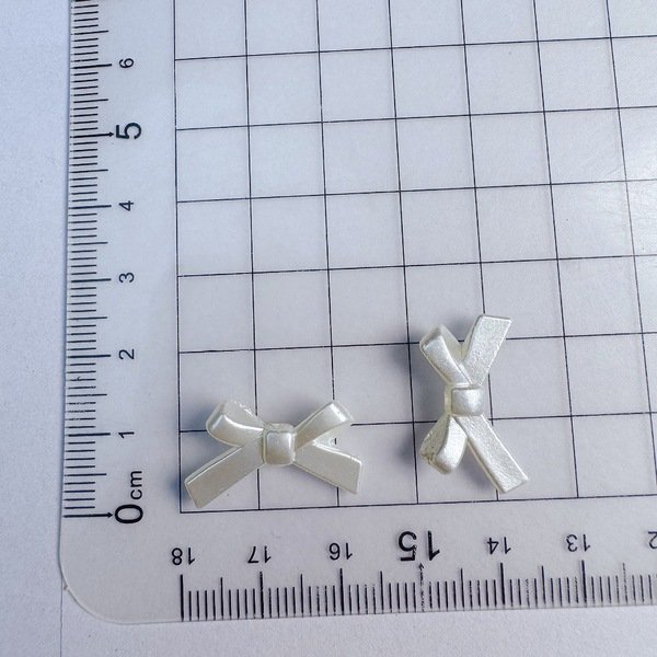 Bow shaped beads